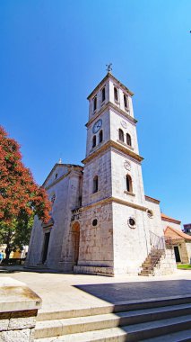 Zadar 'ın sokak ve sokak manzarası, 12: 45; 16 Ağustos 2018; Hırvatistan, Avrupa' da Dalmaçya