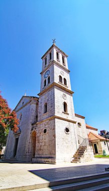 Zadar 'ın sokak ve sokak manzarası, 12: 45; 16 Ağustos 2018; Hırvatistan, Avrupa' da Dalmaçya