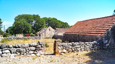 Zadar 'ın sokak ve sokak manzarası, 12: 45; 16 Ağustos 2018; Hırvatistan, Avrupa' da Dalmaçya
