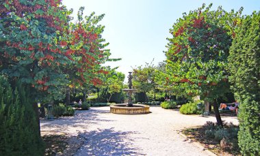 Zadar 'ın sokak ve sokak manzarası, 12: 45; 16 Ağustos 2018; Hırvatistan, Avrupa' da Dalmaçya