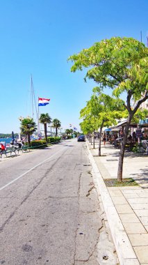 Zadar 'ın sokak ve sokak manzarası, 12: 45; 16 Ağustos 2018; Hırvatistan, Avrupa' da Dalmaçya