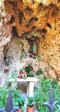 Zadar 'ın sokak ve sokak manzarası, 12: 45; 16 Ağustos 2018; Hırvatistan, Avrupa' da Dalmaçya