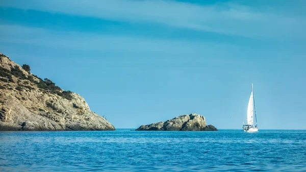 湾とヨットの青い水 — ストック写真