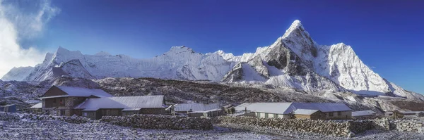 Chukhung i góra AMA Dablam w Hiszi na południe od Mount Everest. — Zdjęcie stockowe