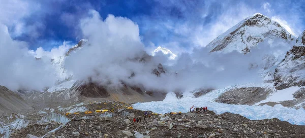 Menschen im Everest Base Camp, 5.364 Meter . — Stockfoto