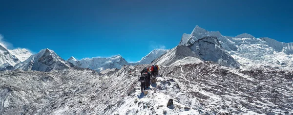 Bergsteiger besteigen den Gipfel der Insel imja tse, 6.189 m, Nepal. Panorama. — Stockfoto