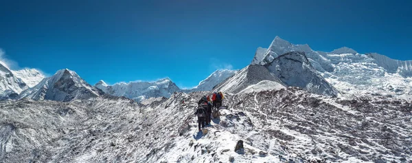 Dağcılar Mount Island Peak Imja Tse ,6.189 m, Nepal tırmanma yapmak. Panorama.