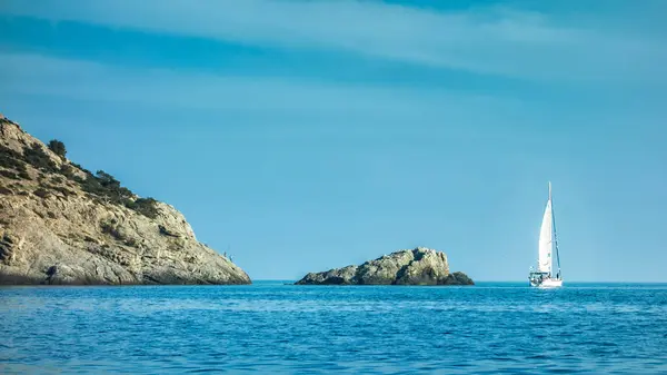 Blue water in the bay and yacht — Stock Photo, Image