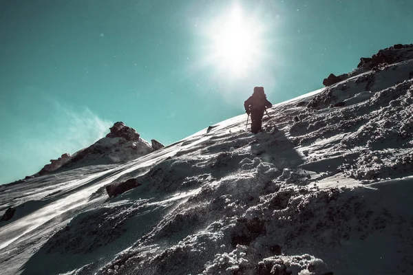 Mászó mászik egy jeges dombon, Carpathia — Stock Fotó