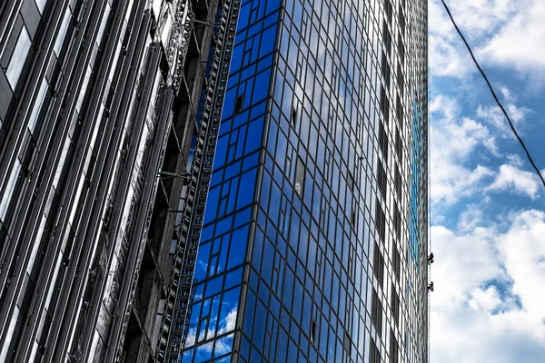 Construtores do edifício mais alto de Kiev em obras de alta altitude — Fotografia de Stock