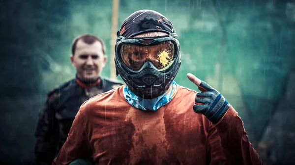 Yağmur altında paintball oyuncusu, paintball için donanım.