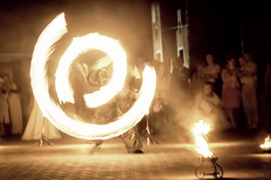 Ateş gösterisi figürleri, gece gösterimi, parlak daireler.