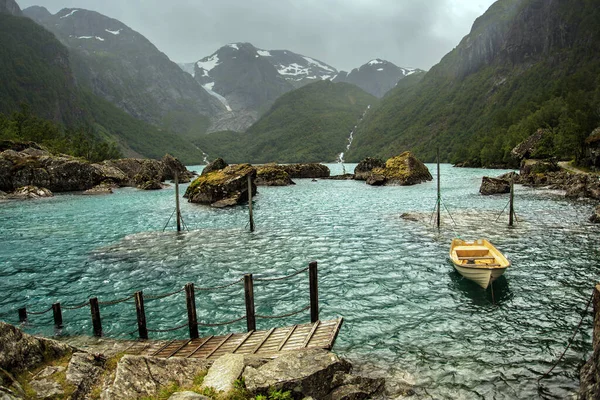 厳しい山の中の湖の上の孤独なボート — ストック写真