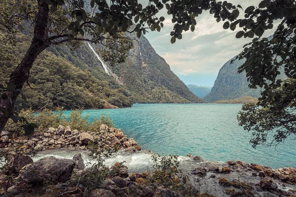 Lago Bondhusvatnet, Parque Nacional Folgefonna, Noruega, después de la lluvia —  Fotos de Stock