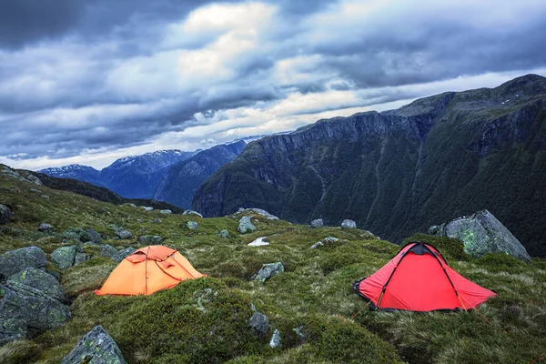 Camping dans la Norvège dure, Folgefonna, montagnes nordiques — Photo