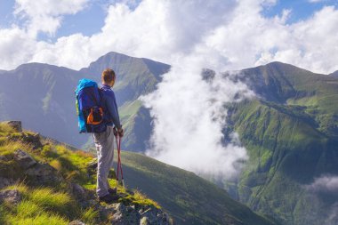Yürüyüşçü güzel Romen Karpatları Fagerash dizisine bakıyor