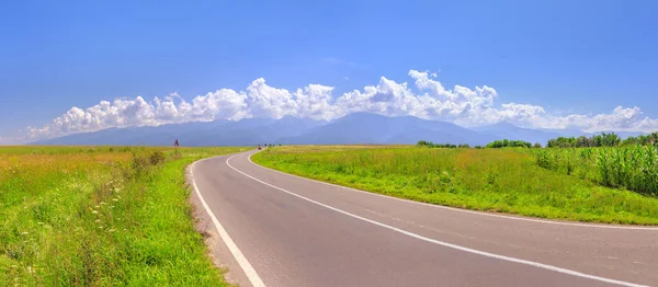 Romanya 'nın Fegerash kentindeki karayolu ve dağ sıraları. Panorama, yüksek çözünürlük