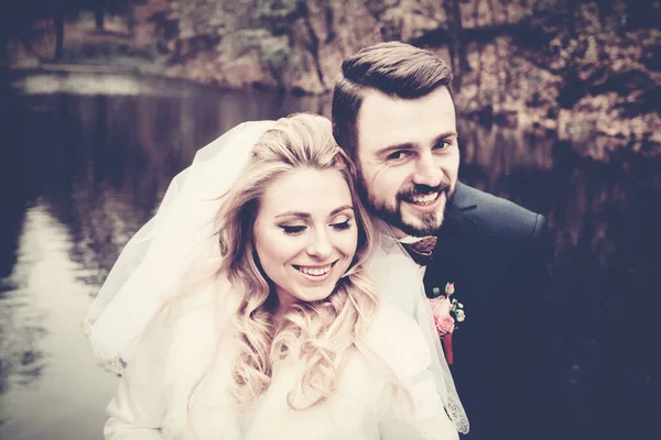 Matrimonio vintage nel vecchio parco, divertenti sposi — Foto Stock