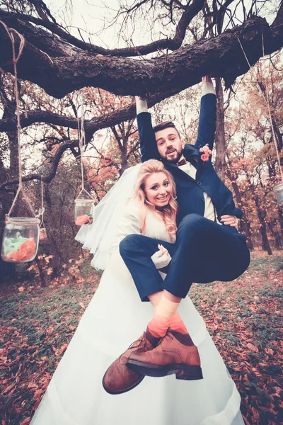 Ročník svatba ve starém parku, legrační nevěsta a ženich Stock Fotografie