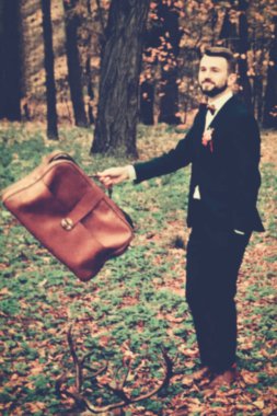 Eski parkta klasik bir düğün.