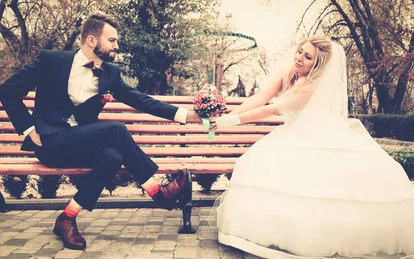 ベンチの明るい服で花嫁と新郎 ロイヤリティフリーのストック写真