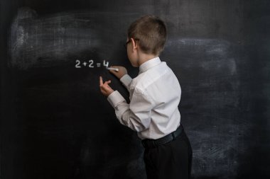 Genç çözme ilköğretim matematik ifade çocuklar. Geri okul kavramı. Okul öncesi çocuk akıllı ve zeki.