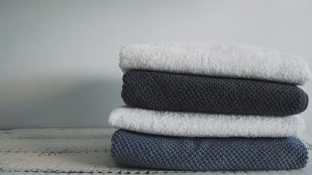 Spada Dół Stosu Ręczników — Wideo stockowe