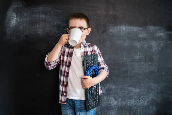 Jonge Knaap Staande Met Toetsenbord Netwerk Draad Buurt Van Blackboard — Stockfoto