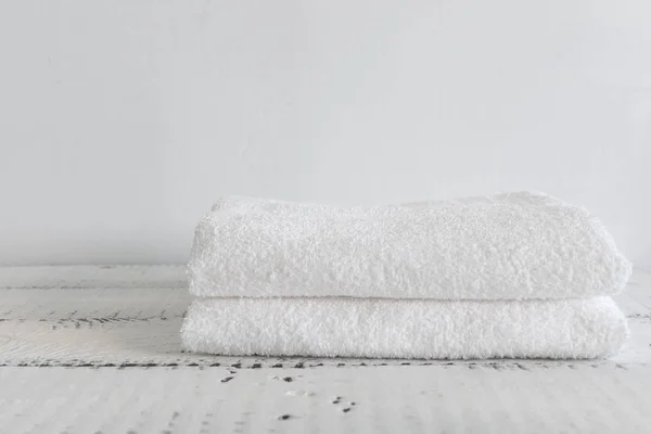 Dobrou Duas Toalhas Brancas Uma Mesa Madeira Branca Spa Bem — Fotografia de Stock