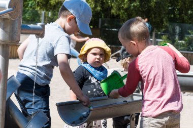 Helsinki, Finlandiya - 18 Haziran 2018: Helsinki, Finlandiya için Korkeasaari Hayvanat Bahçesi üzerinde çocuklar oynuyorlar.