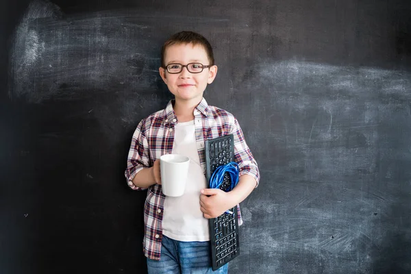 Blackboard klavye ve ağ tellerin genç çocuğun dururken. Genç programcı ya da Sistem Yöneticisi. Yaratıcı tasarım konsepti 2019 takvim için