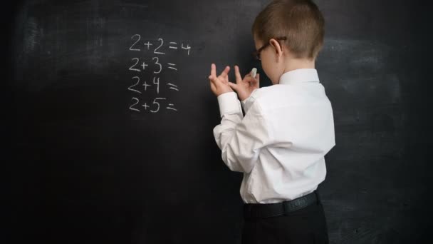 Мальчик Решает Математические Задачи Доске Творческая Концепция Возвращения Школу Учебу — стоковое видео