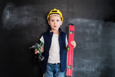Tornavida blackboard yanında genç oğlanın dururken. Genç Oluşturucu. Yaratıcı tasarım konsepti 2019 takvim için