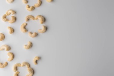 Deli, kaju desen Beyaz ahşap bir masa üzerinde bir taraftan yerleştirilir. Lezzetli ve sağlıklı gıda ile lots-in vitamin. Üstten görünüm. Kopya alanı.