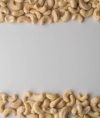 Deli, alt ve üst Beyaz ahşap bir masa üzerinde desen kaju yerleştirilir. Lezzetli ve sağlıklı gıda ile lots-in vitamin. Üstten görünüm. Kopya alanı.