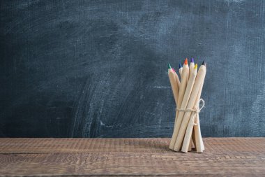 Bir grup kalemler üzerinde yan görünümü ile bir ip bağladılar. Geri okul kavramı