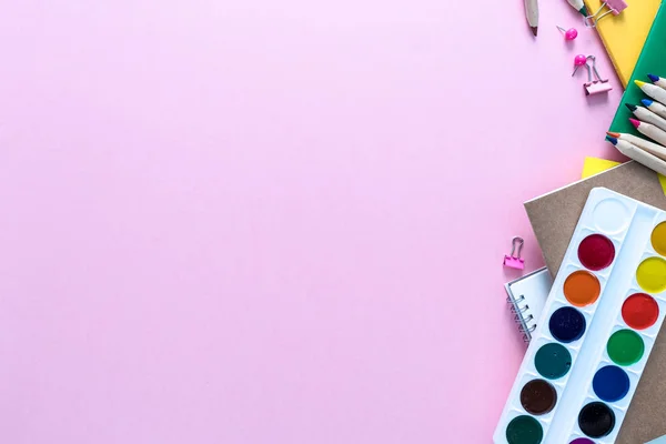 Felülnézet Felett Notebook Festékek Ceruzák Gemkapcsok Csapok Egy Rózsaszín Háttér — Stock Fotó