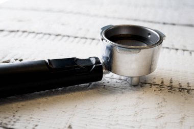 Boş bir grubu başkanı. Bir kahve makinesi parçası nerede yer öğütülmüş kahve espresso yapmak için. Kahvaltı ve ev ekipman kavramı