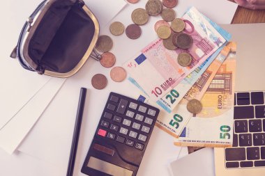 Bütçe planya kavramı. Mutfak masası kağıtları, madeni para, banknot ve hesap makinesi ile en iyi görünümünü üstünde o. Aile bütçesi kavramı. Gelir ve expence. Kopya alanı.