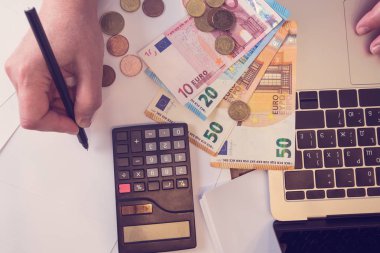Bütçe planya kavramı. Üstten görünüm alışveriş ve tasarruf için bir plan oluşturmak için onun bütçe için masraflar kategorilerini yazma bir kadının. Aile bütçesi kavramı. Gelir ve expence. Kopya alanı.