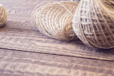 Bir cam şişe dekorasyon malzemeleri. Ekolojik sicim, grue silah ve diğer. Rustik tarzı. El yapımı hediyelik Noel gibi kutlamaları için