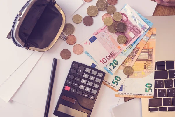 Bütçe planya kavramı. Mutfak masası kağıtları, madeni para, banknot ve hesap makinesi ile en iyi görünümünü üstünde o. Aile bütçesi kavramı. Gelir ve expence. Kopya alanı.