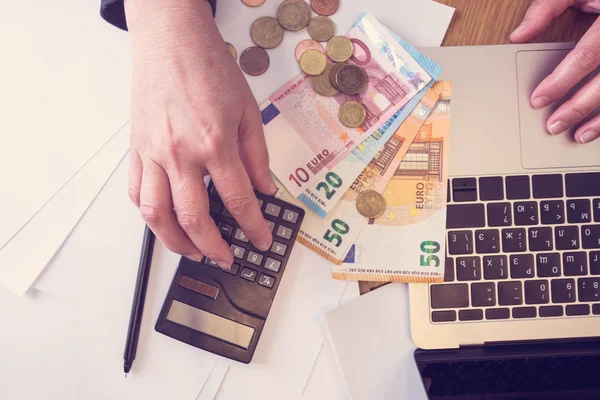 Bütçe planya kavramı. Üstten görünüm özetliyor onun bütçe alışveriş ve tasarruf için bir plan oluşturmak için bir hesap makinesi üzerinde bir kadının. Aile bütçesi kavramı. Gelir ve expence. Kopya alanı.
