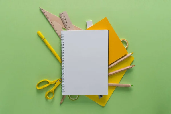 Visão Superior Sobre Caderno Lápis Tesoura Réguas Fitas Borracha Fundo — Fotografia de Stock