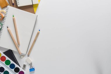 Üstten görünüm üzerinde bir okul malzemeleri olarak hesap makinesi, cetveller, kaset, ataç, dizüstü bilgisayarlar ve diğer malzeme--dan sol tarafında bir beyaz bir arka plan. Geri okul kavramı. Ofis malzemeleri düz yatıyordu.