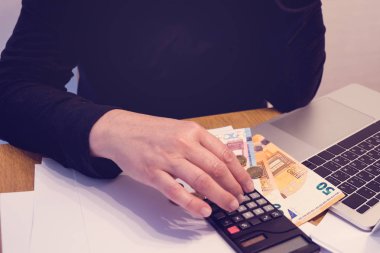 Bütçe planya kavramı. Üstten görünüm özetliyor onun bütçe alışveriş ve tasarruf için bir plan oluşturmak için bir hesap makinesi üzerinde bir kadının. Aile bütçesi kavramı. Gelir ve expence. Kopya alanı.