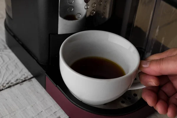 Eine Weiße Tasse Kaffee Mit Vorgefertigtem Getränk Steht Noch Auf — Stockfoto