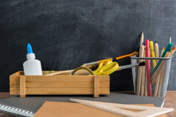 Oldalnézet Fából Készült Íróasztal Iskolai Kellékek Keresztül Rajta Színes Ceruzák — Stock Fotó