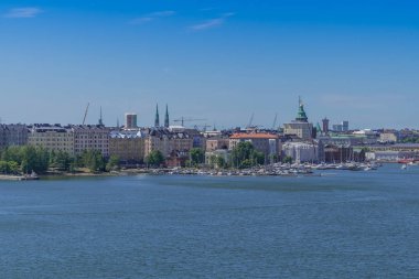 Manzara, Helsinki, Finlandiya. Bir adadan şehrin üzerinde görüntüleyin. İskandinavya yatay. Fince liman.