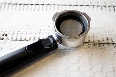 Boş bir grubu başkanı. Bir kahve makinesi parçası nerede yer öğütülmüş kahve espresso yapmak için. Kahvaltı ve ev ekipman kavramı